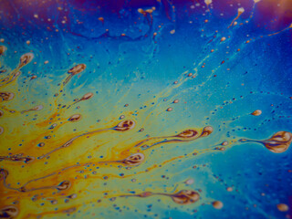 Fototapeta na wymiar Farbiges Makrobild von der Oberfläche einer Seifenblase.