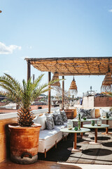 Hübsches Dachterassen-Cafe in Marrakesch. Gemütliche Sitzgelegeneheiten mit dem Blick auf die...