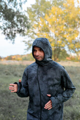 Ein Athletischer Läufer im Park