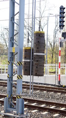 Tory kolejowe przy dworcu kolejowym w Żorach w Polsce. Torowisko biegnie między słupami zasilającej sieci trakcyjnej i sygnalizacyjnymi - obrazy, fototapety, plakaty