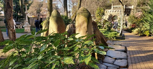 Design of a garden plot with very large, brown stones.