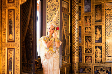 Obraz premium An Asian woman wearing a traditional costume for Ramya is hidden at the door. Suvannamaccha is a daughter of Tosakanth.
