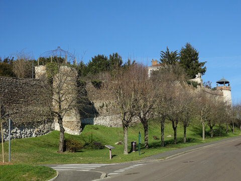 Joigny, restes de l&rsquo;enceinte du 12&egrave;me si&egrave;cle long&eacute;e par le chemin de &laquo; La Guimbarde &raquo; (ancien nom des charrettes transportant les f&ucirc;ts de vin)