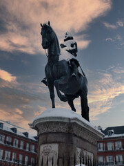 statue in plaza mayor madrid