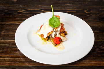 Grilled chicken breast, courgettes and eggplants marinated with olive oil, garlic and soy sauce.