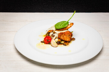 Grilled chicken breast, courgettes and eggplants marinated with olive oil, garlic and soy sauce.
