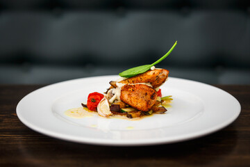 Grilled chicken breast, courgettes and eggplants marinated with olive oil, garlic and soy sauce.