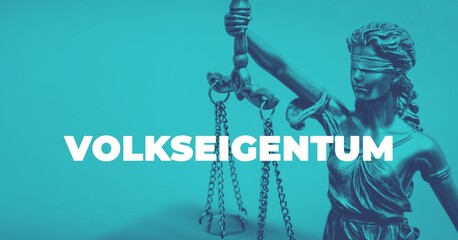 Naklejka premium Volkseigentum. Close-up einer Justitia Statue. Duotone blau mit weißem Text. Symbol für Gerechtigkeit und Anwalt.