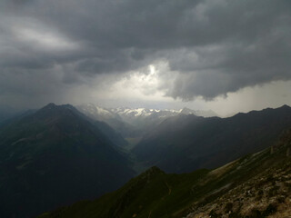 Obraz na płótnie Canvas Stubai high-altitude hiking trail, lap 1 in Tyrol, Austria