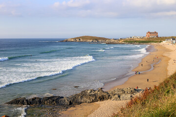Meeresküste von in der Abendsonne bei Newquay in Cornwell