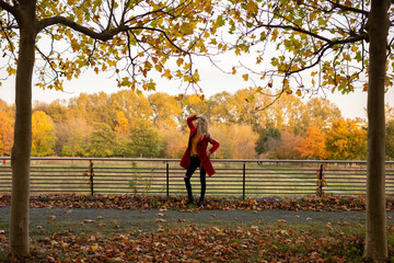Fototapeta premium Schöne Frau im Park bei Herbst