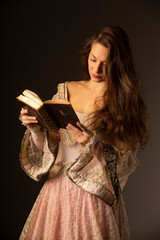 Mujer joven disfrazada de dulce dama de cuentos. Sesión de fotos de estudio con profesional de las artes escénicas.