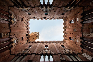 torre dl mangia a siena vista dal basso - dal loggione