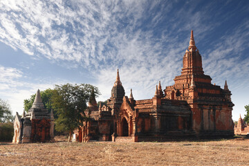 Fototapeta premium view to the ruins at the valley of Bagan with its ancient buddhist pagodas, Myanmar (Burma) 