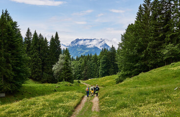 wandergruppe vor dem wilden kaiser