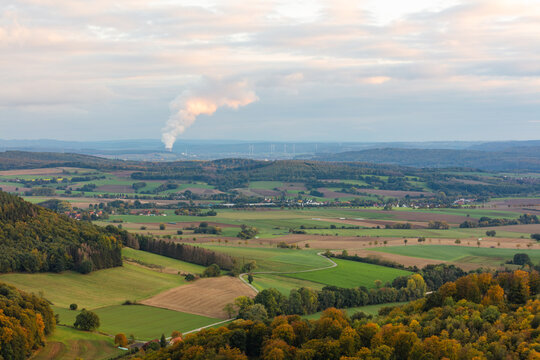 Kraftwerk mit Wasserdampfs&auml;ule aus dem K&uuml;hlturm in der Landschaft