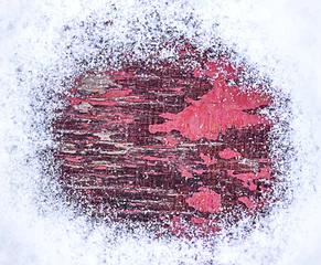 Deurstickers Frame van sneeuw op rode houten achtergrond, bovenaanzicht met ruimte. Een oud natuurlijk hout. © Albert Ziganshin