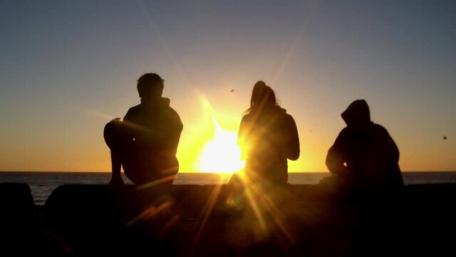 Amigos mirando el atardecer