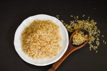 Arroz integral en un plato con cuchara de madera