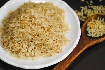 Arroz integral en un plato con cuchara de madera