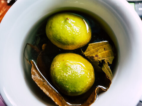 Homemade hot drink with honey, lemon and matico to remedy the cold.