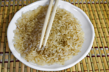 Arroz integral con palillos chinos 