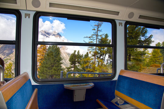 Blick aus einem Zugabteil hinaus auf eine sch&ouml;ne Landschaft - Gornergradbahn Zermatt. View from a train compartment out to a beautiful landscape - Gornergradbahn Zermatt.
