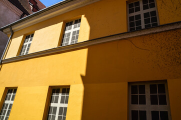 Obraz premium Yellow wall of a house with false windows in old town of Riga, Latvia
