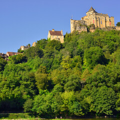 Fototapeta na wymiar Carré Castelnaud la Chapelle (24250) et son château au sommet de sa colline, département de la Dordogne en région Nouvelle-Aquitaine, France