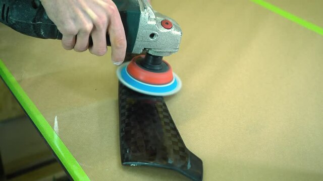 Polishes the carbon fiber panel from the car
