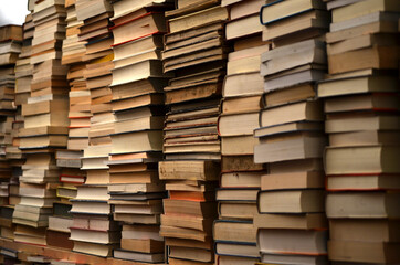 Livres empilés dans une bibliothèque antiquaire