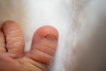 新生児の足の親指