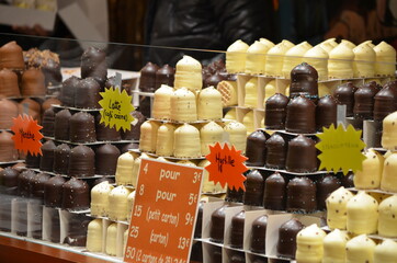 Têtes au chocolat, chocolat blanc, au lait et noir