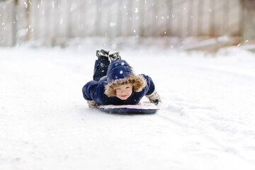 Fototapeta na wymiar happy toddler boy in winter