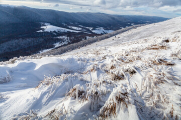 Zimowy widok z Połoniny Caryńskiej w stronę miejscowości górskiej Wetlina, Bieszczady, Polska © Przemysław Głowik