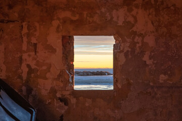 Vue d'un &eacute;tang de la Camargue, r&eacute;serve naturelle prot&eacute;g&eacute;e depuis une fen&ecirc;tre d'une cabane de p&ecirc;cheur. Sud de la France.