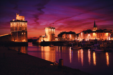Coucher de soleil sur le vieux port de la Rochelle. Avec de gauche à droite, la tour...