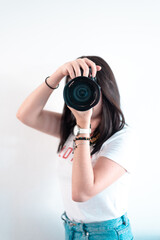 Chica tomando fotografía con fondo blanco