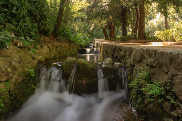 Fototapeta na wymiar Pequeña cascada en Parque del laberinto de Horta, Barcelona