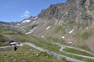 Fototapeta na wymiar Paßstraße und Paßhöhe am Timmelsjoch an der Grenze zwischen Österreich und Italine bzw. Südtirol