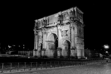 Fototapeta na wymiar arco di trinfo e arco di traiano a Roma vicino al colosseo di notte