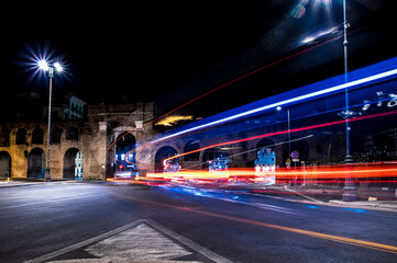 Fototapeta na wymiar Porta san giovanni in notturna con effeti di luce prodotti dal traffico serale a Roma