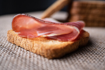 toast with ham
