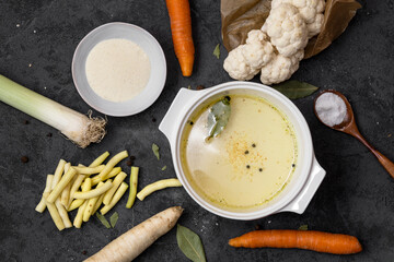 Zdrowy posiłek. Dietetyczna zupa z kalafiorem na obiad - obrazy, fototapety, plakaty