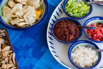 boles con frijoles, cebolla, tomate, guacamoles para añadir a nachos con queso