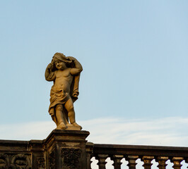 Obraz premium A sculpture placed on a balcony railing in a public park in Dresden, Germany