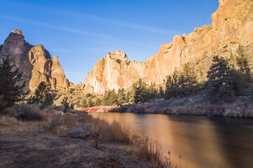 Fototapeta na wymiar Beautiful view at red rocks formation and Crooked river in the Smith Rocks State Park in Central Oregon in cold season