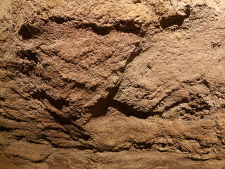 Massives poröses Felsgestein in Beige und Ocker
