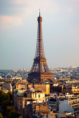 Um lindo entardecer na Torre Eiffel