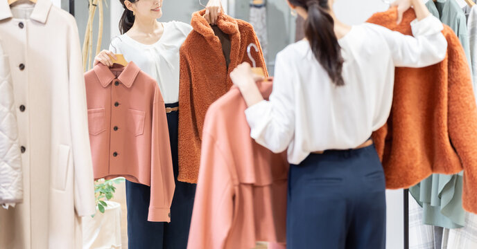 服を試着する女性
